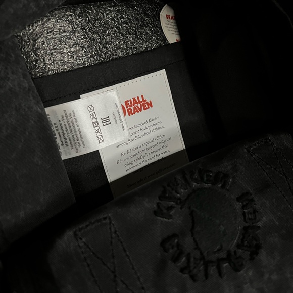 Black on black fjallraven RE-KÅNKEN MINI backpack - Picture 5 of 7